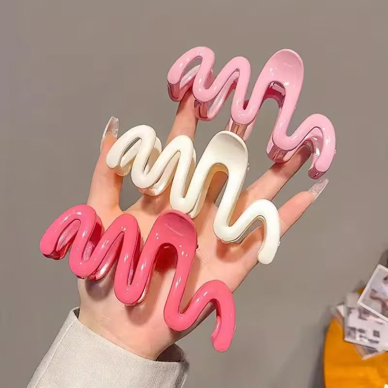 Waved hair clip